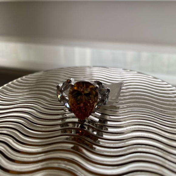 Fashion Gem/diamond look ring - Picture 2 of 5